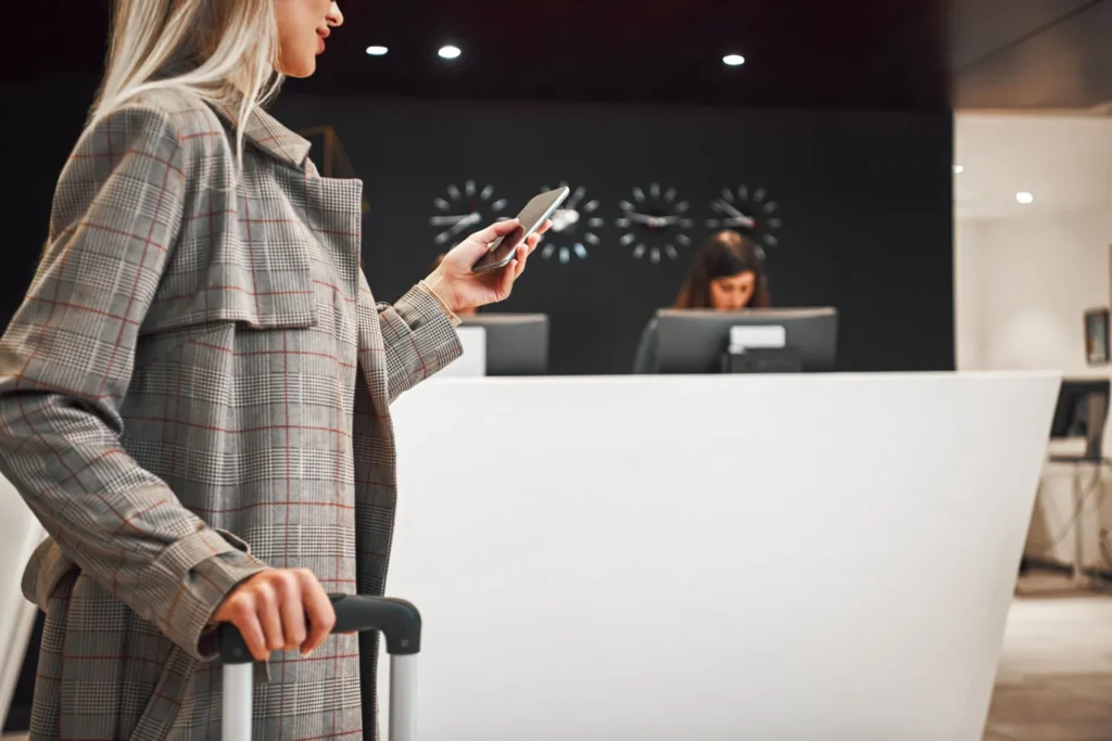 Self check-in: co to jest i jak wdrożyć bezobsługowe zameldowanie?
